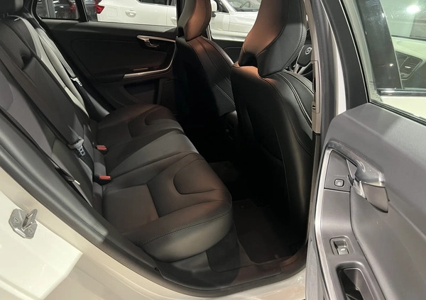 Volvo V60 cena 110000 przebieg: 146000, rok produkcji 2018 z Międzyrzec Podlaski małe 121